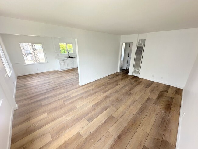 Building Photo - Gorgeous 2bd/1ba with washer/dryer and parking! Unit 14410 #4