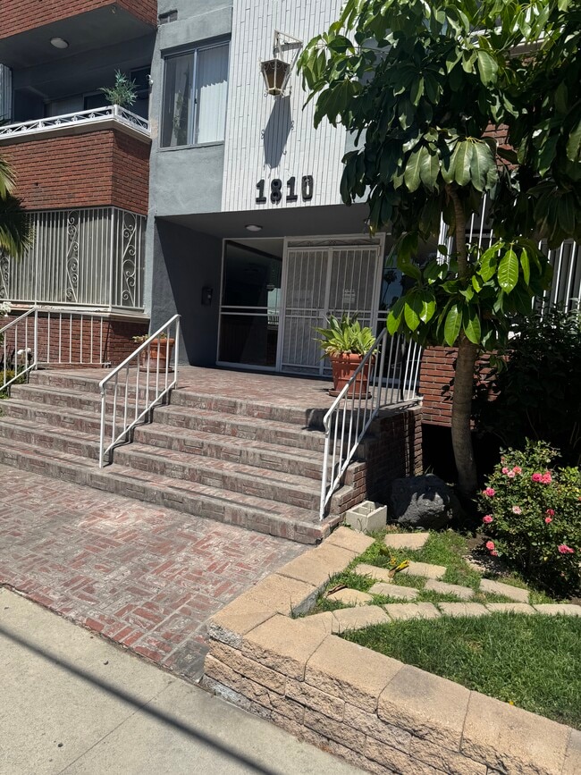 1810 N Bronson Ave Unidad 0