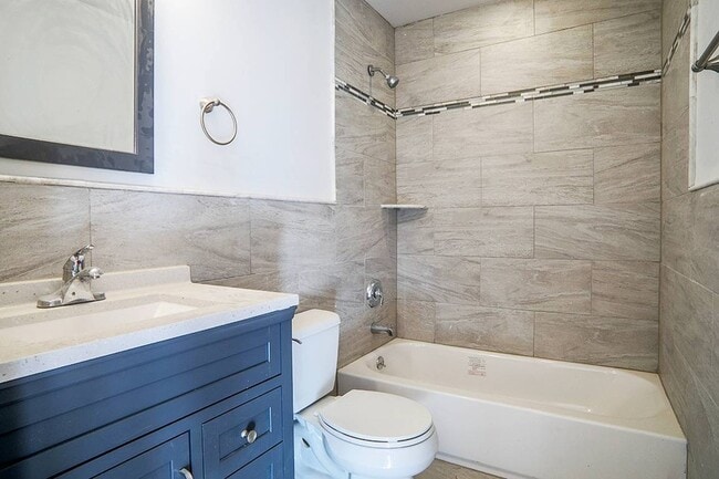 40 Cedar Swamp Rd Unit 1005