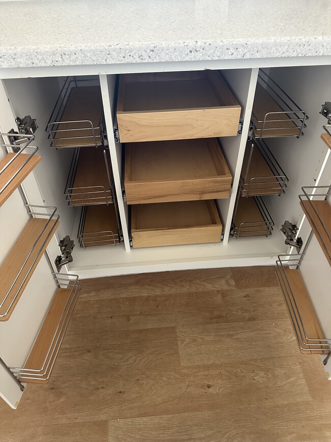 kitchen cabinet - 425 S Parkcrest Unit 316