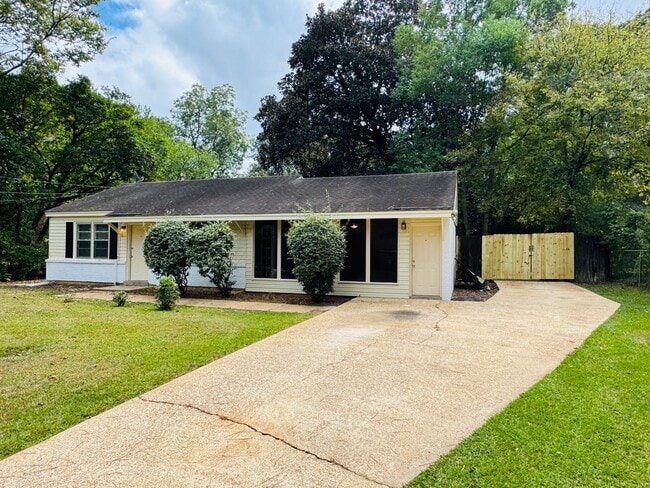 Photo - Spacious 3 Bedroom / 2 Bath Home – Designe...