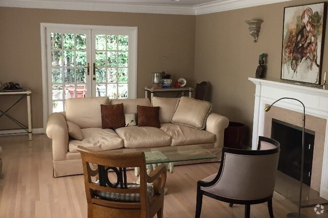Building Photo - 1257 Sunset Plaza Dr Rental
