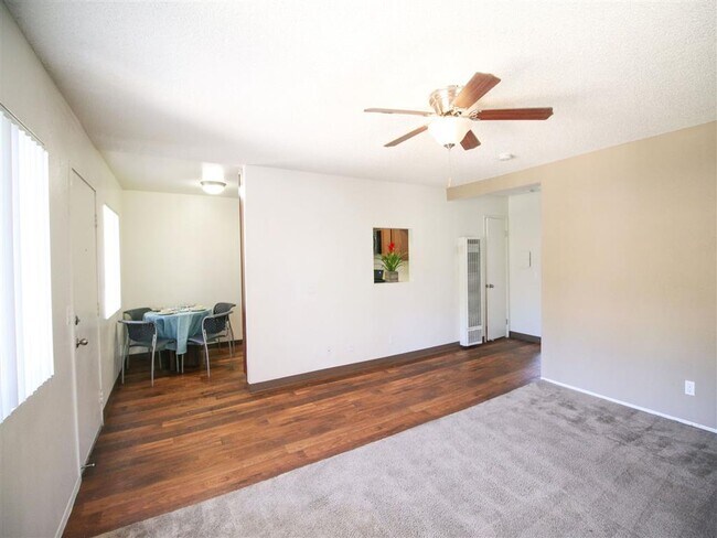 Sala de estar Ven a Área de comedor - Creekside Villas Apartments