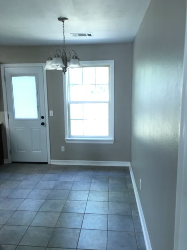 Building Photo - 38 E Saxony St