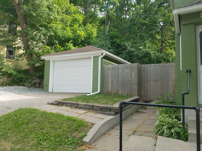 Photo - 605 E Main St Unit 1