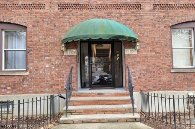 Building Photo - 117 Forest St Unit 2L