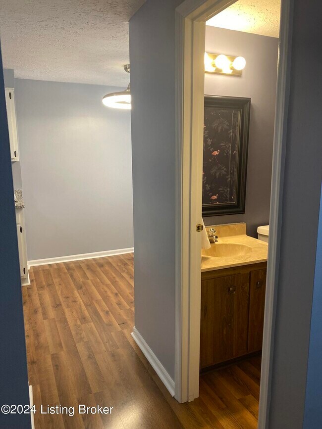 Photo - 9348 Loch Lea Ln