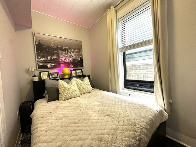 Photo - 2031 W Moffat St Unit 2