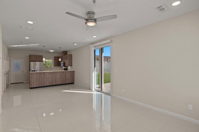 Photo - 1021 E La Cantera Ave