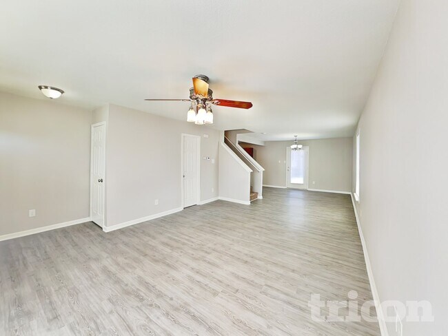 Photo - 927 Littleton Dr