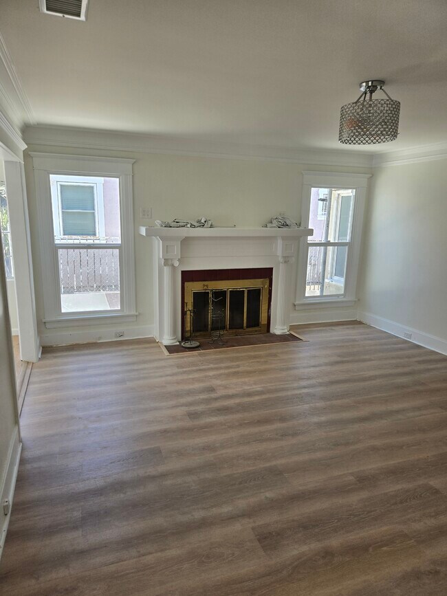 Living room/fireplace - 6412 Fountain Ave Unit 6412