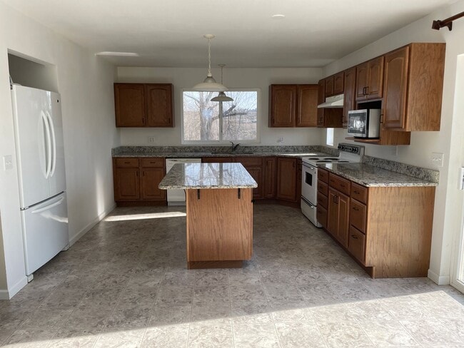 Photo - In The Country But Near Town!! With A Shop!!