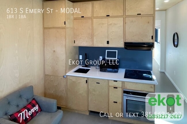 Photo - 613 Emery St W