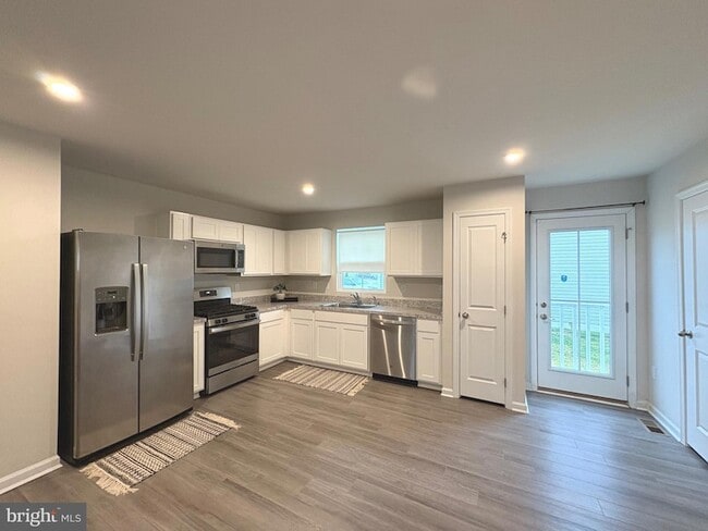 27003 Greenleaf Dr
