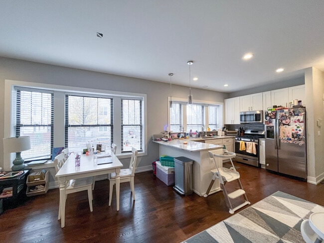 Photo - 1750 W Summerdale Ave Unit 1