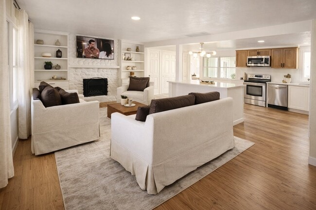 Photo - 553 W Center St