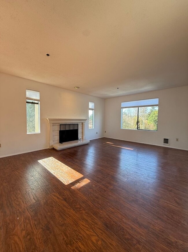 Photo - Well Maintained 2BD/2BTH Lynnwood Condo for Lease in Gated Community!