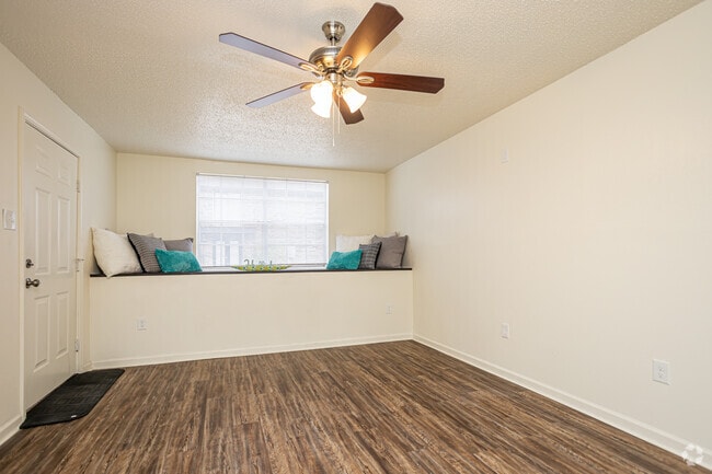 2BR, 2BA - 1,020SF