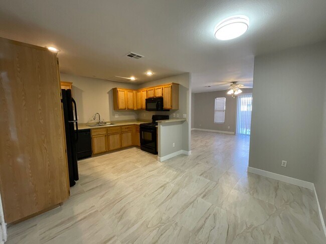Photo - Great townhome in gated community, 3brs, 2bth, 2cg