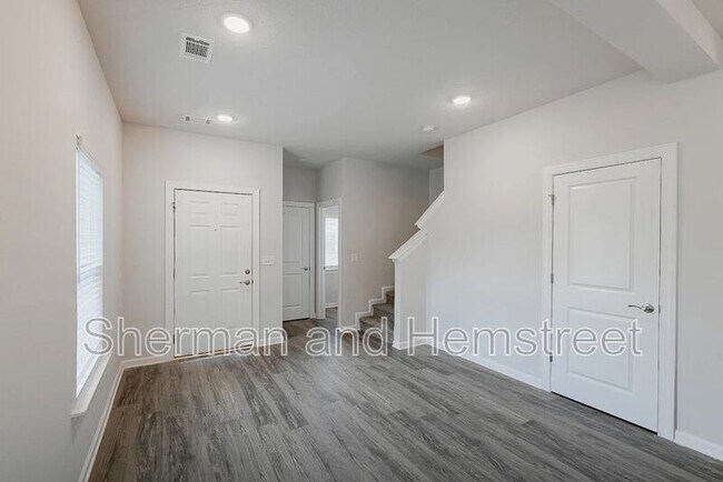 Photo - 2023 Lotus Dr Unidad 2023 Lotus Dr