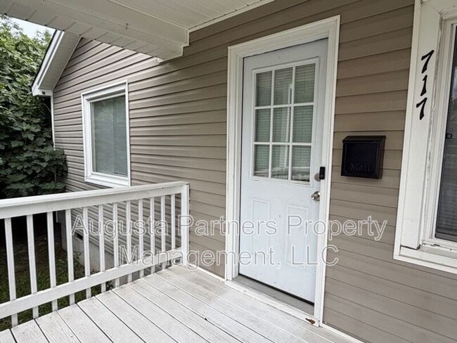 Photo - 717 Eve St