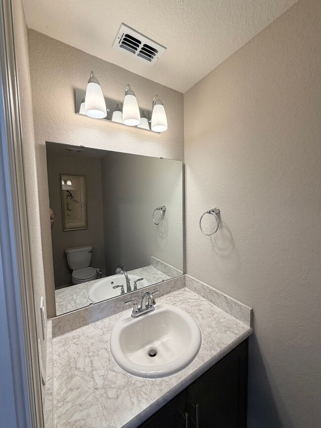 Photo - Stylish & Spacious Townhome - 3 Bedroom 2.5 Bath