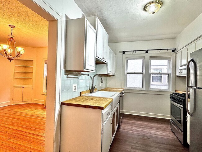 Building Photo - 1067-1069 Saint Clair Avenue Unit 1067