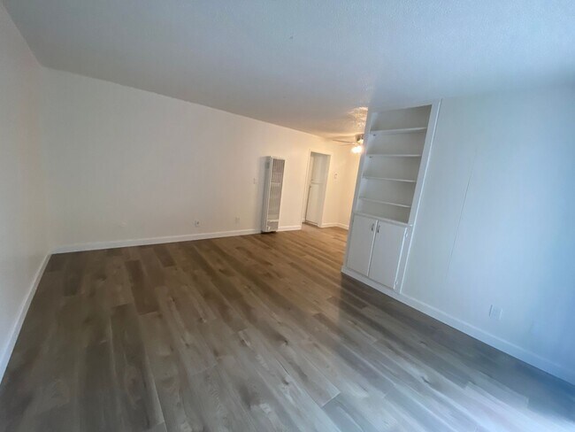 Building Photo - 4557 Bancroft St Unit 2