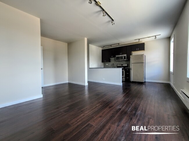 Building Photo - 2420 N Kedzie Ave Rental