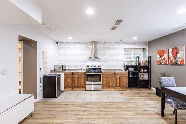 Photo - 6878-198B 198b St