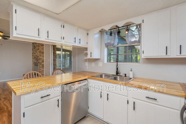 Photo - 322 Kathleen Pl NW