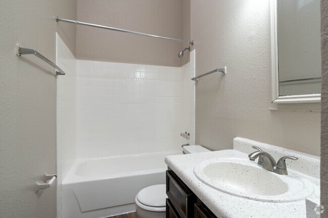 2BR, 1BA - 750SF