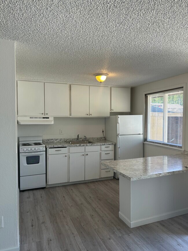 Kitchens w/ breakfast bar - Quail Ridge Apartments