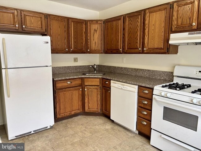 Building Photo - 2028 Yorktown N