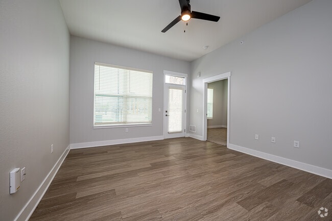 2BR, 2BA - 951SF - Living Room