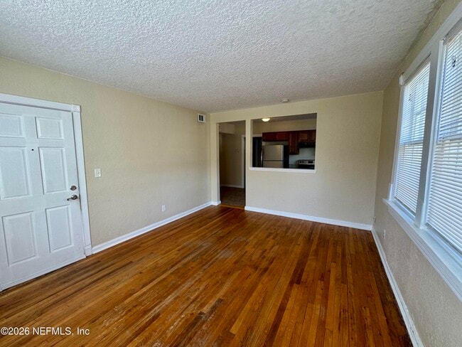 Photo - 2889 College St