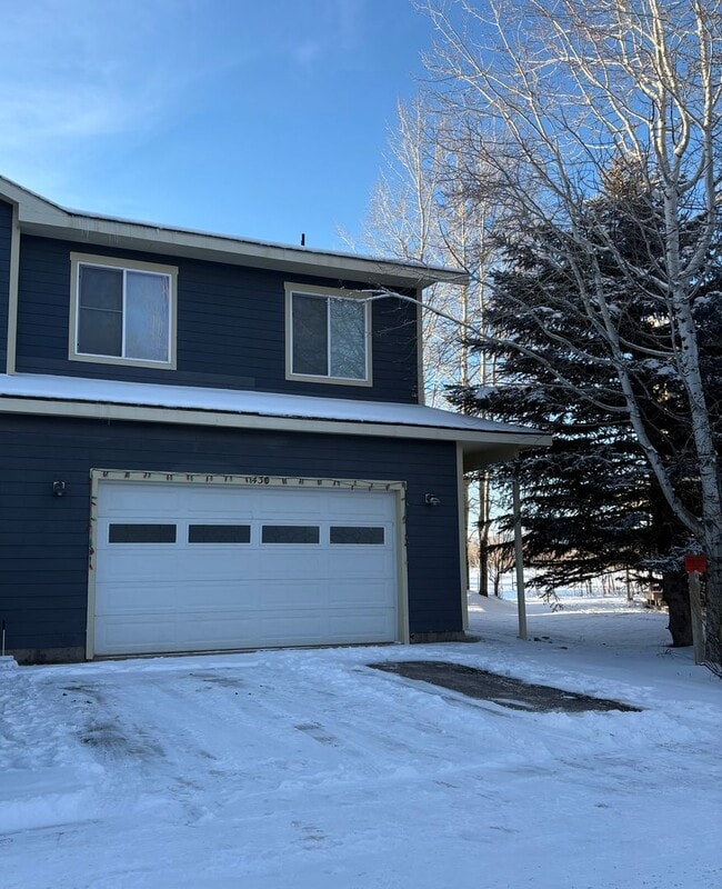 Building Photo - Spacious 3 bedroom 2.5 bathroom townhouse