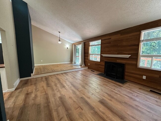 Photo - 3 Bed 2 Bath home with 2 Car Garage in Bellingham
