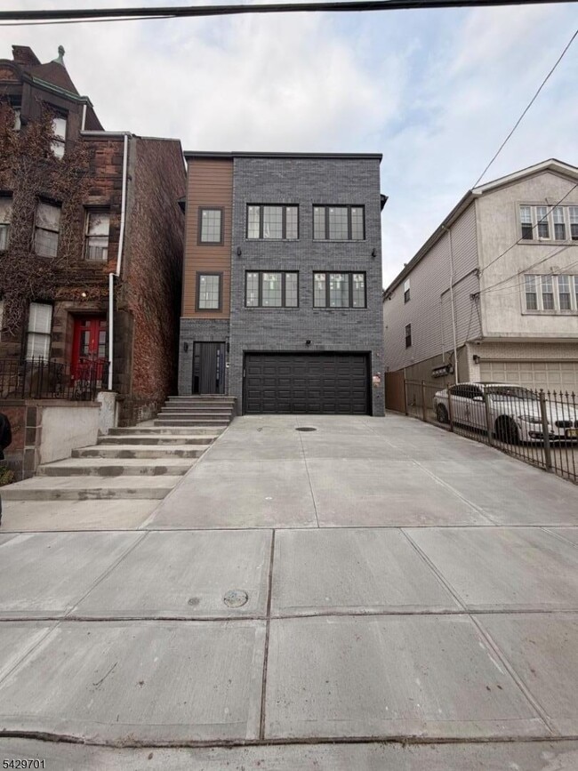 Building Photo - 129 Mt Pleasant Ave Unit 2