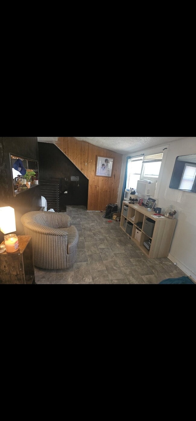 Building Photo - Home Unit a,  B