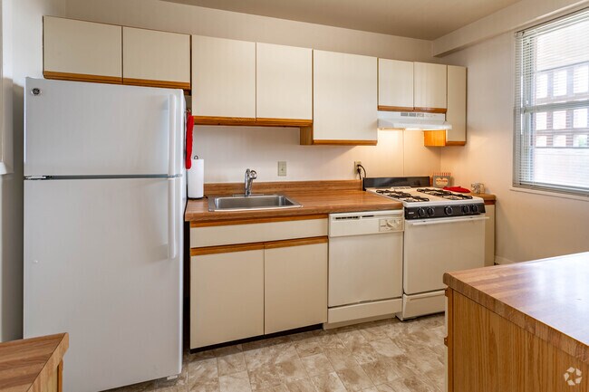 2 BR, 1 BA - 900 SF