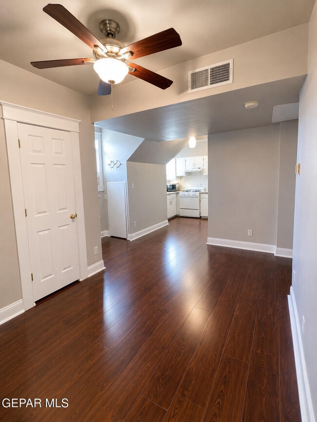 Building Photo - 521 W Missouri Ave Unit 13