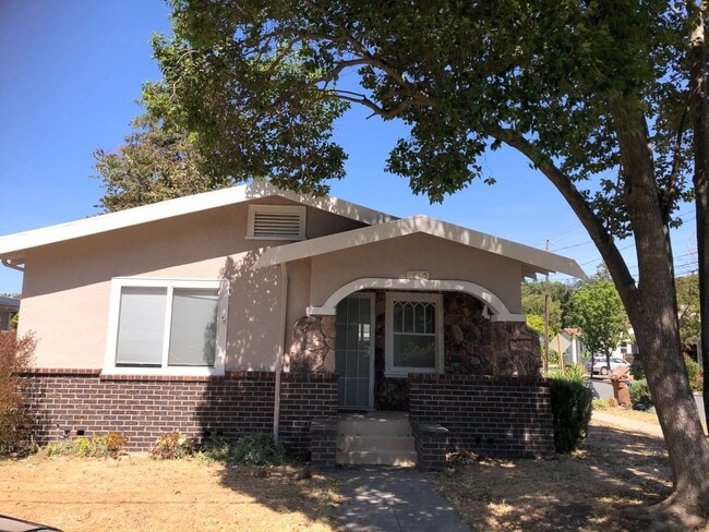 Building Photo - Quaint 2 BR/1BA House near downtown Martinez-Rent $2700.00 (1835 Estudillo St, Martinez)