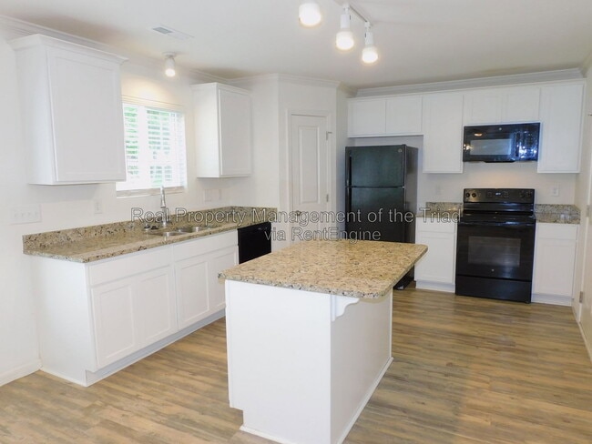 Photo - 719 Torbay Dr