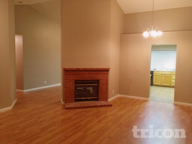 Photo - 160 Deanna Way