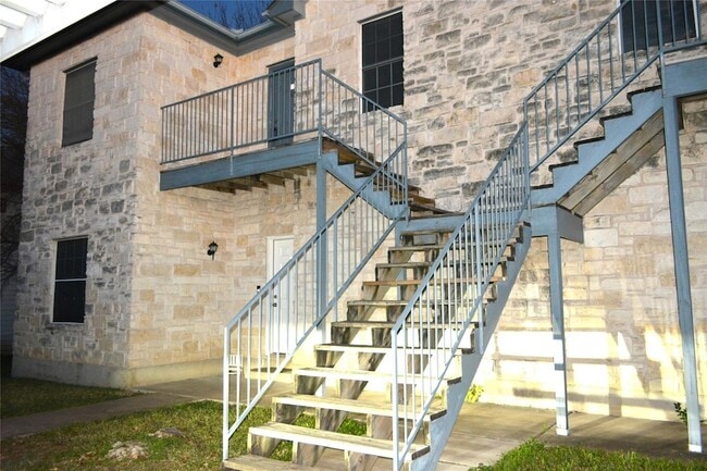 Building Photo - 3102 Northwest Blvd Unit A