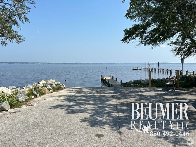 Building Photo - 2br 1.5 bath Townhome Located Close to Water