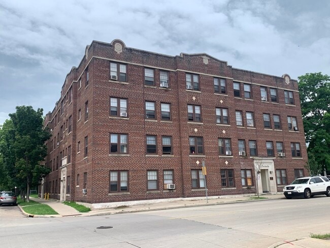 Building Photo - 130 Forest Ave