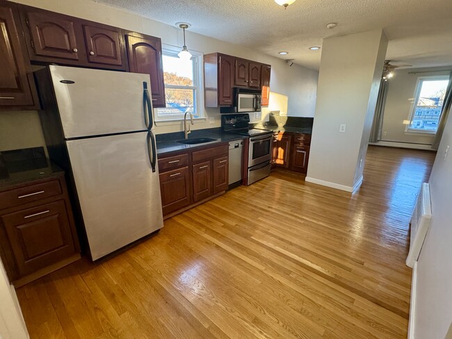 Building Photo - 34 Almont St Unit 3