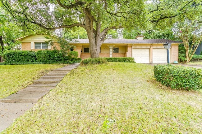 Building Photo - Ready for New Tenants- Large 3 bed, 2 bath... Rental